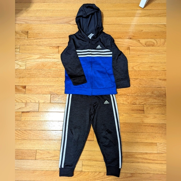 Boys Adidas Size 5 Track Suit - Picture 1 of 2